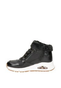 Sneaker nera alta con collo in pelliccia sintetica, tomaia in pelle lucida, lacci testurizzati, zip laterale e suola in gomma bianca con cuscinetto d'aria.