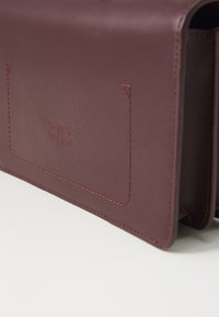 Pinko LOVE ONE MINI - Soma ar siksnu pāri ķermenim - catawba grape/antique gold-coloured