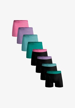 Különböző boxer alsónadrágok rózsaszín, lila, teal, fekete és zöld színekben, márkázott elasztikus derékpánttal, amelyen a "MUCHACHOMALO" név kontrasztos színekkel szerepel.