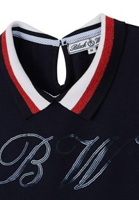 Polo shirt bleu marine avec un col rayé blanc et rouge. Présente les initiales "B W" en broderie pailletée bleue et argent.
