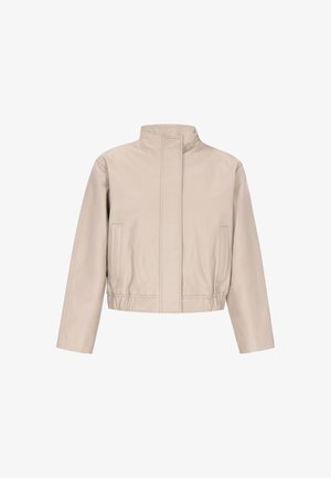 Beige læderjakke med høj krave, to sidelommer og et kort design; glat tekstur og minimalistiske syningsdetaljer.