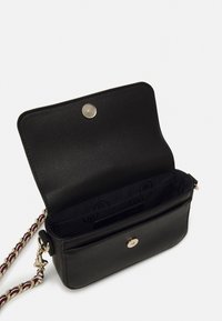 Borsa a tracolla nera in pelle con finitura texture, chiusura a scatto magnetica e tracolla decorativa con catena e accenti colorati.