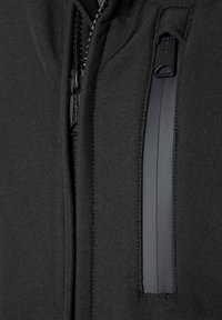 Chaqueta negra de soft-shell con tejido texturizado, cierre frontal de cremallera y un bolsillo lateral con cremallera que presenta una elegante franja de acento negra.