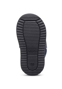 Suola di scarpa in gomma nera con scanalature orizzontali e un motivo circolare al centro. Presenta un marchio in rilievo e un indicatore di taglia.