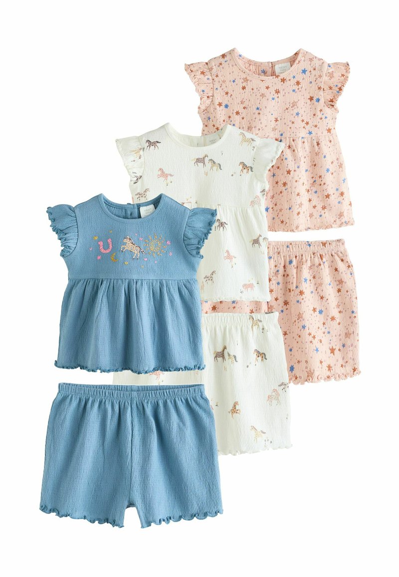 Ensemble de quatre tenues pour enfants. Comprend un haut bleu avec des manches volantées, deux hauts imprimés et des shorts assortis en bleu et rose, tous avec des bords festonnés.