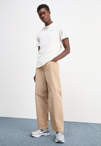 Nike Sportswear TEE CLUB - T-shirts print - sail