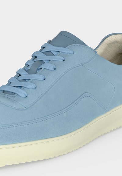 Ανοιχτό μπλε σουέντ αθλητικό παπούτσι με κορδόνια στο ίδιο χρώμα, επενδεδυμένο περιμετρικά και λευκή καουτσούκ σόλα με υφή για καλύτερη πρόσφυση.