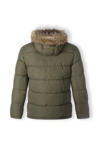 Olivgrüne Steppjacke mit Kapuze, ausgestattet mit einem Kunstpelzbesatz und gestepptem Design. Der Stoff hat eine glatte Textur mit sichtbaren Nähten.