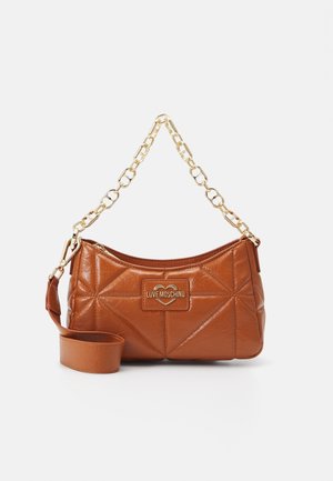 Bruine doorgestikte leren handtas met gouden kettingriem en "Love Moschino" logo-plaatje aan de voorkant.