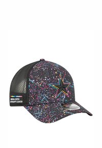 Casquette noire avec un motif éclaboussé multicolore, dotée d'un logo étoile en relief à l'avant et de panneaux latéraux en mesh. Comprend une patch logo.