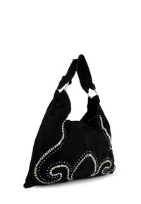 Zwarte suède handtas met een gebogen vorm, verfraaid met witte kraaltjes in spiraalpatronen, voorzien van een geknoopte handgreep en metalen ringen.