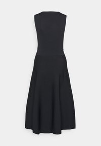 Svart ärmlös klänning med figurnära liv och utsvängd kjol. Slät tyg, knälång, med diskret stretch och minimalistisk design.