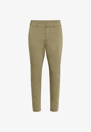 Pantalon longueur genou, fuselé, en tissu vert olive clair, avec devant plat, passants pour ceinture et poches latérales, au toucher lisse.