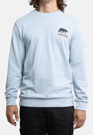 Lyseblå sweatshirt lavet af blødt materiale, med rund hals, lange ærmer, og en lille bjørn samt "FORSBERG" logo broderet på brystet.
