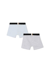 Deux paires de boxers pour garçons : une bleu clair et une gris clair. Les deux présentent des ceintures en élastique noires avec une petite rayure multicolore.