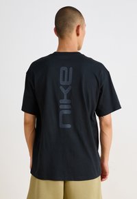 Nike Sportswear TEE - Trükipildiga T-särk - black
