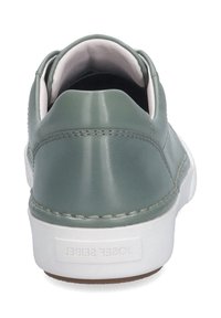 Sneaker verde in pelle con una texture liscia, design arrotondato, suola bianca e cuciture sottili; presenta il branding sul tallone.