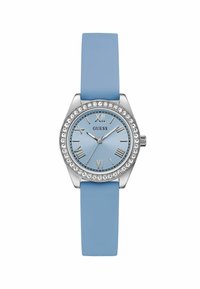 Relógio Guess com correia de borracha azul claro, caixa metálica prateada, bisel adornado com cristais e mostrador azul com marcadores de números romanos.