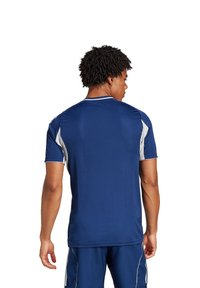 Maglietta sportiva blu a maniche corte, con dettagli grigio chiaro, design con cuciture piatte, realizzata in un materiale liscio e traspirante.