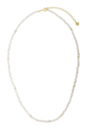 Die weiße Perlenkette zeichnet sich durch runde Perlen mit goldenen Akzenten und einem goldenen Verschluss aus. Das Design umfasst einen Kettenverlängerer für anpassbare Länge.