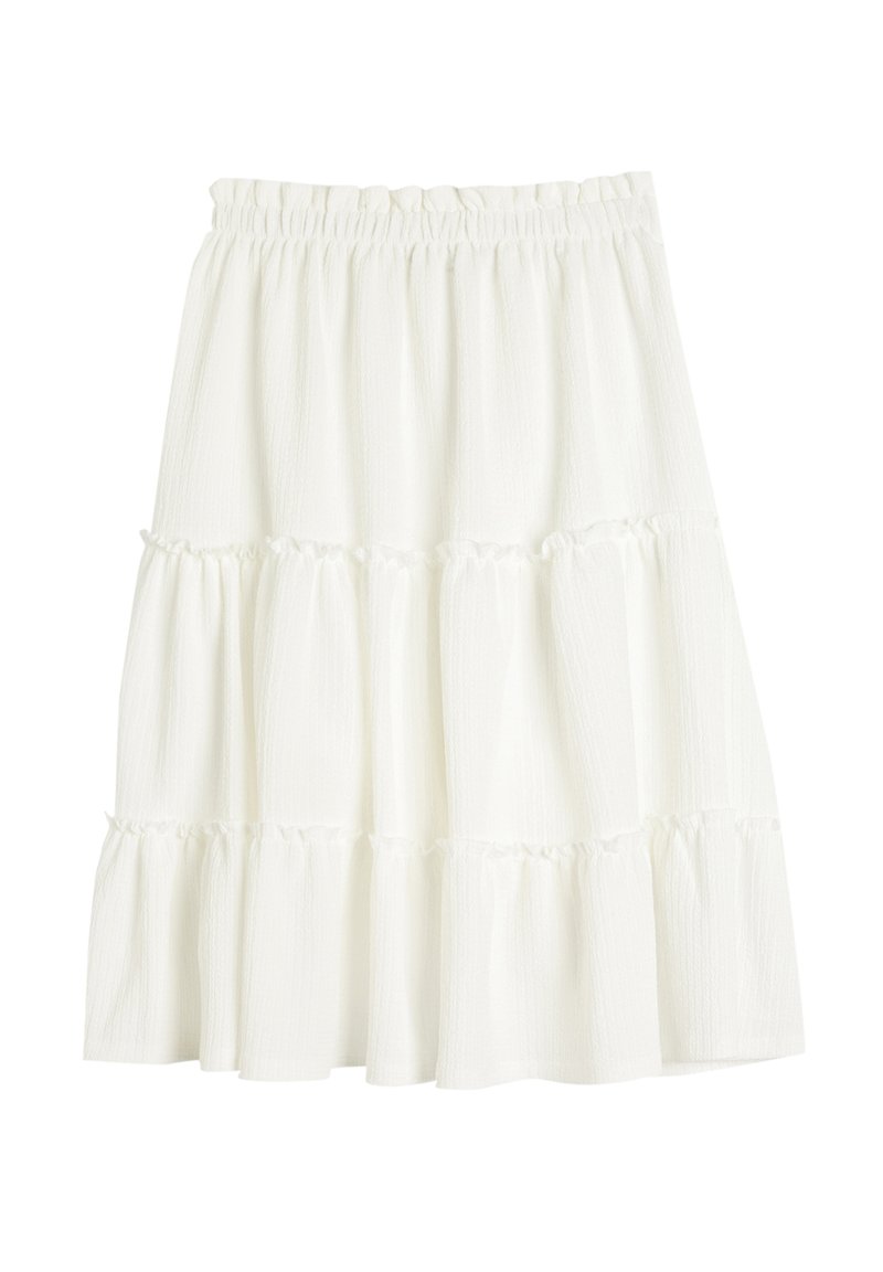Witte, gelaagde rok met een gather-elastische tailleband, met een textuurstof en gerimpelde randen op elke laag.