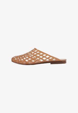 Zapato plano marrón sin cordones con diseño de celosía abierta y punta cerrada, hecho de material plástico brillante.