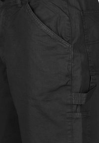 Pantaloni cargo neri con una texture liscia, dotati di tasche laterali e una tasca a contrasto. Tessuto resistente con un design a vestibilità rilassata.