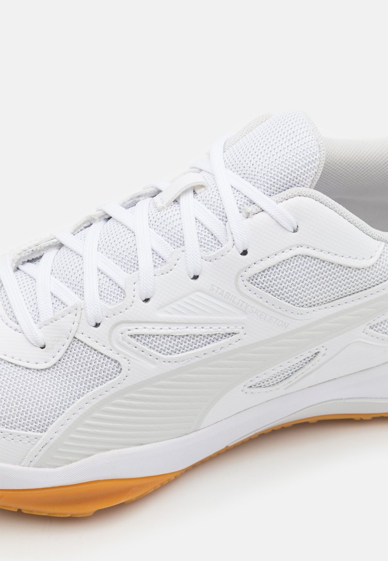 Herren Sportbekleidung | Puma SOLARFLASH Handballschuh white/nimbus cloud/weiß - OA80832 Herren Sportbekleidung | Puma SOLARFLASH Handballschuh white/nimbus cloud/weiß - OA80832
