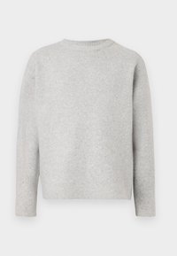 Pulover gri cu o textură moale, decolteu rotund și mâneci lungi. Prezintă o croială lejeră și tiv cu dungă, fără modele sau broderii.