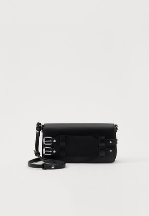 Borsa a tracolla in pelle nera dalla forma rettangolare, con accessori in argento, spallacci a contrasto e una superficie liscia.