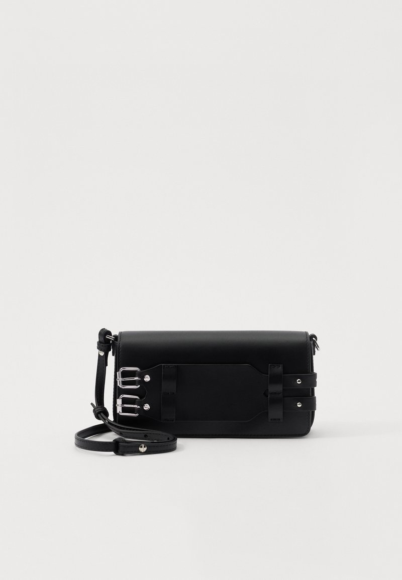 Borsa a tracolla in pelle nera dalla forma rettangolare, con accessori in argento, spallacci a contrasto e una superficie liscia.