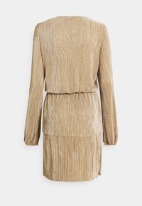 Robe à manches longues de couleur or métallique, présentant une texture côtelée et une taille cintrée, avec une coupe lisse et droite à l'ourlet.