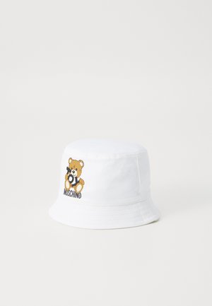 Cappello a secchiello bianco in cotone con design ricamato di un orsacchiotto che tiene un giocattolo. Accentuato dal testo "MUSCHIND" sotto l'orsacchiotto.