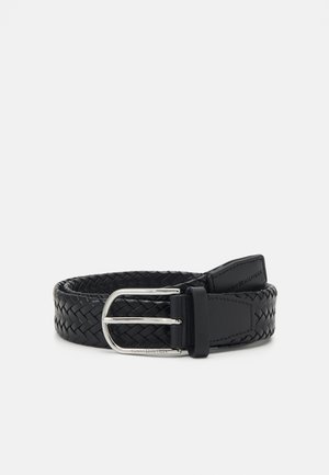 Cintura intrecciata nera in pelle con fibbia in metallo argentato e cinturino in pelle liscia. Il design include un logo sul cinturino.