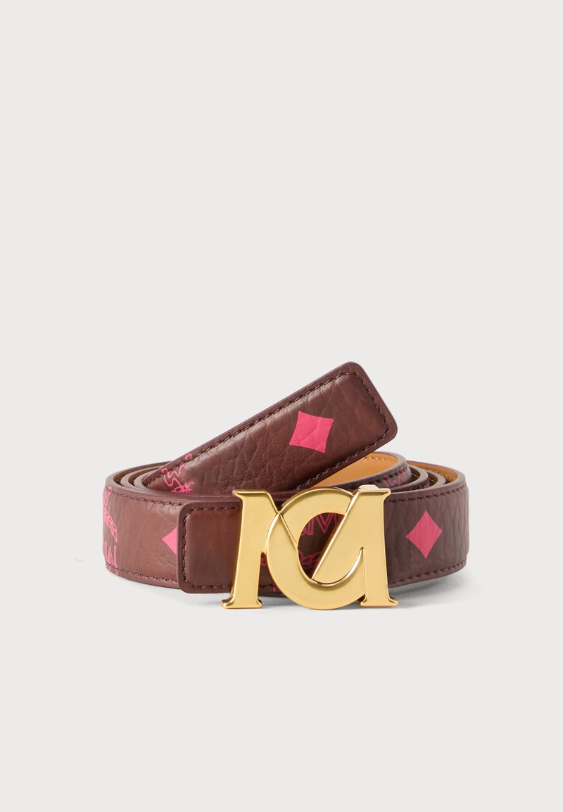 Ceinture en cuir marron avec des motifs losanges rose et une grande boucle en or en forme des lettres M et G entrelacées.