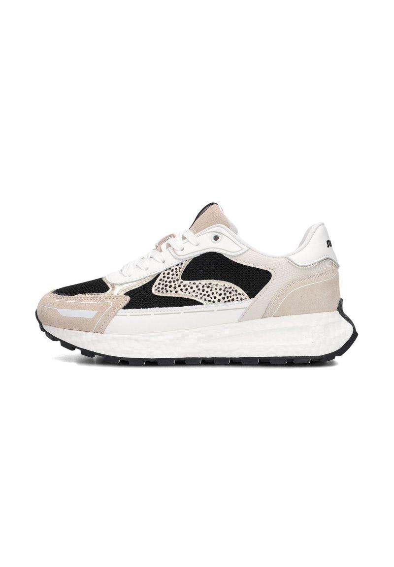 Sportschoenen met een mix van zwarte mesh en beige suede, met witte accenten, een getextureerde achterkant en een dikke witte zool met een zwarte loopzool.