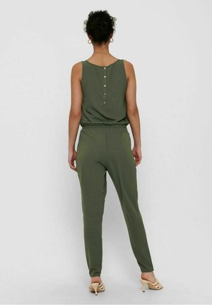 Mono verde oliva con diseño sin mangas, cinturilla elástica y detalles de botones en la parte posterior. Tejido suave y piernas ajustadas.