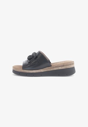Zwarte leren slipper met geweven accent, platformzool in jute-stijl en rubberen basis. Heeft een gladde textuur en een minimalistisch design.