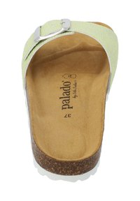 Sandale en textile vert clair avec une boucle en argent, semelle en liège et semelle en caoutchouc blanche. L'intérieur montre le nom de la marque en relief.