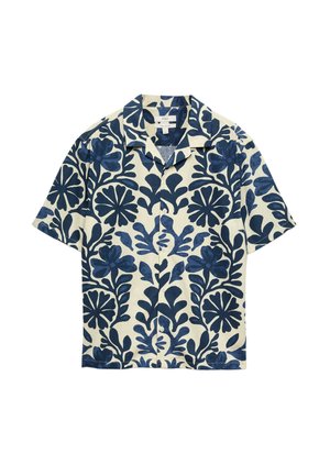 Mand iført kortærmet skjorte med markant blå blomsterprint på cremefarvet baggrund, der klør sig bag på nakken, mod en ensartet baggrund.