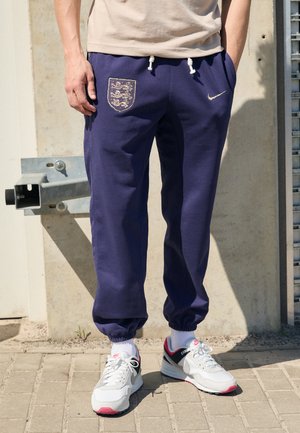 ENGLAND ENT ISSUE PANT - Jogginghose - purple ink/pale ivory/sesame