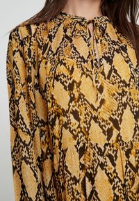 Second Female Vardagsklänning - ochre