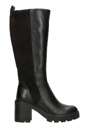 Bota negra hasta la rodilla que presenta texturas de cuero liso y ante, tacón cuadrado y paneles laterales en contraste para un diseño moderno.
