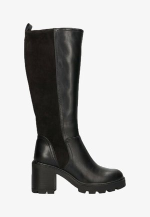 Bota negra hasta la rodilla que presenta texturas de cuero liso y ante, tacón cuadrado y paneles laterales en contraste para un diseño moderno.