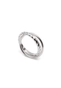 Silberring mit einem glatten Band und einem gedrehten Design. Die polierte Oberfläche betont die elegante Kurve und die nahtlose Form.