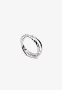 Anillo de plata con una banda lisa y un diseño retorcido. El acabado pulido resalta la curva elegante y la forma continua.