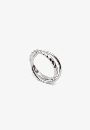Sølvring med en glat ring med et snoet design. Den polerede finish fremhæver den elegante kurve og den sømløse form.