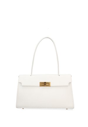 Borsa strutturata bianca con un manico superiore singolo e chiusura a scatto rettangolare dorata sulla patta frontale.