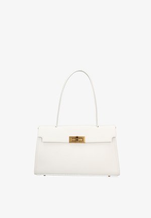 Borsa strutturata bianca con un manico superiore singolo e chiusura a scatto rettangolare dorata sulla patta frontale.