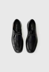 Calvin Klein HYBRID CUP WALLABEE - Smart lace-ups - triple black